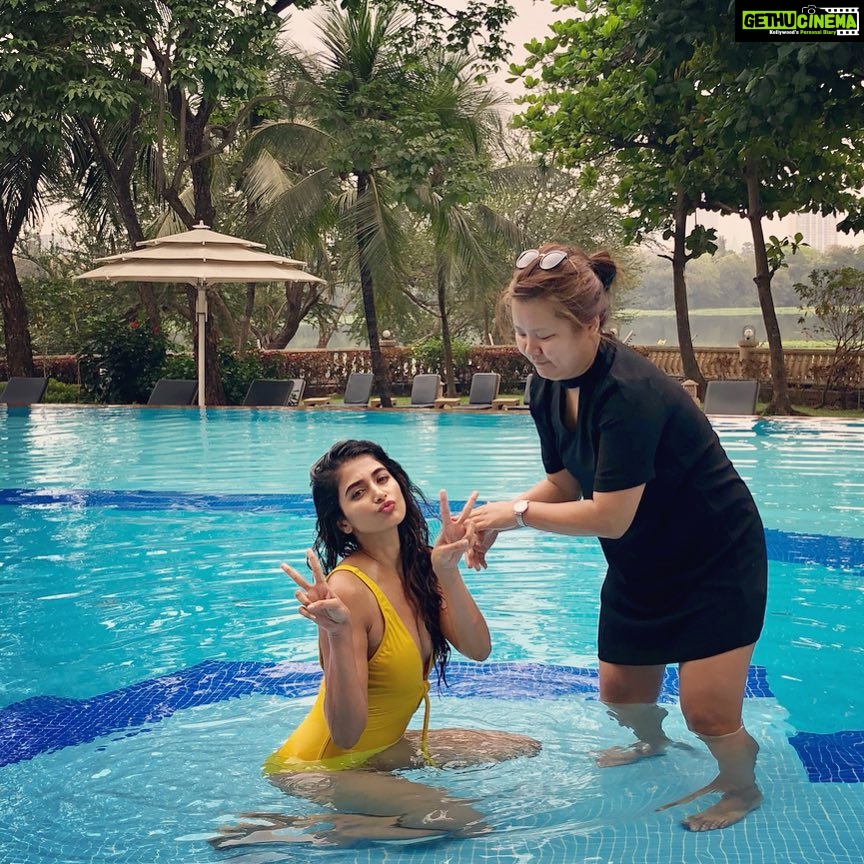 Pooja Hegde Instagram - If you know me or have worked with me,Iโm always dancing around..ESPECIALLY during make up and hair time ๐ Hereโs @tenzinkyizom_official trying her best to do her touch ups while I goof around ๐ #behindthescenes #Feminacover #notonetostaystill