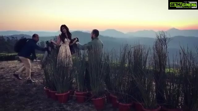 Pooja Hegde Instagram - It truly was really cold..and then the wind..bruhhhh🙈 #shootlife #frozen #thingswedotokeepwarm #Repost @florianhurelmakeupandhair ・・・ Somewhere in the cold of Ooty shooting an ad with @hegdepooja @evamidgley @citraindia #florianhurelmakeupandhair