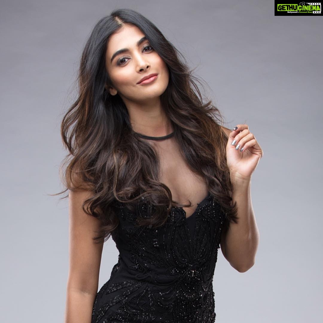 Pooja Hegde Instagram - “Empower yourself by living the life of your dreams” quote by ME!!! 🙋🏻♀️😂 #selfquote #noapologiesforbeingme