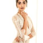 Pooja Hegde Instagram - Elegant,classy and dreamy 😍😍 What a beautiful outfit @ridhimehraofficial ❤️ #LakmeFashionWeek2018 #RidhiMehra #runway @who_wore_what_when