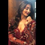 Pooja Hegde Instagram – Flowers and diamonds✔️✔️ Now I just need some chocolates to complete this romantic saga 😁

#anyexcuseforchocolate #filmfareawards2018