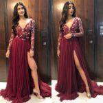 Pooja Hegde Instagram - Filmfare Awards time 😊 in @tonywardcouture @jet_gems ❤️ @tanghavri @sahithya.shetty @suhasshinde1 #Filmfare2018 #redcarpetready