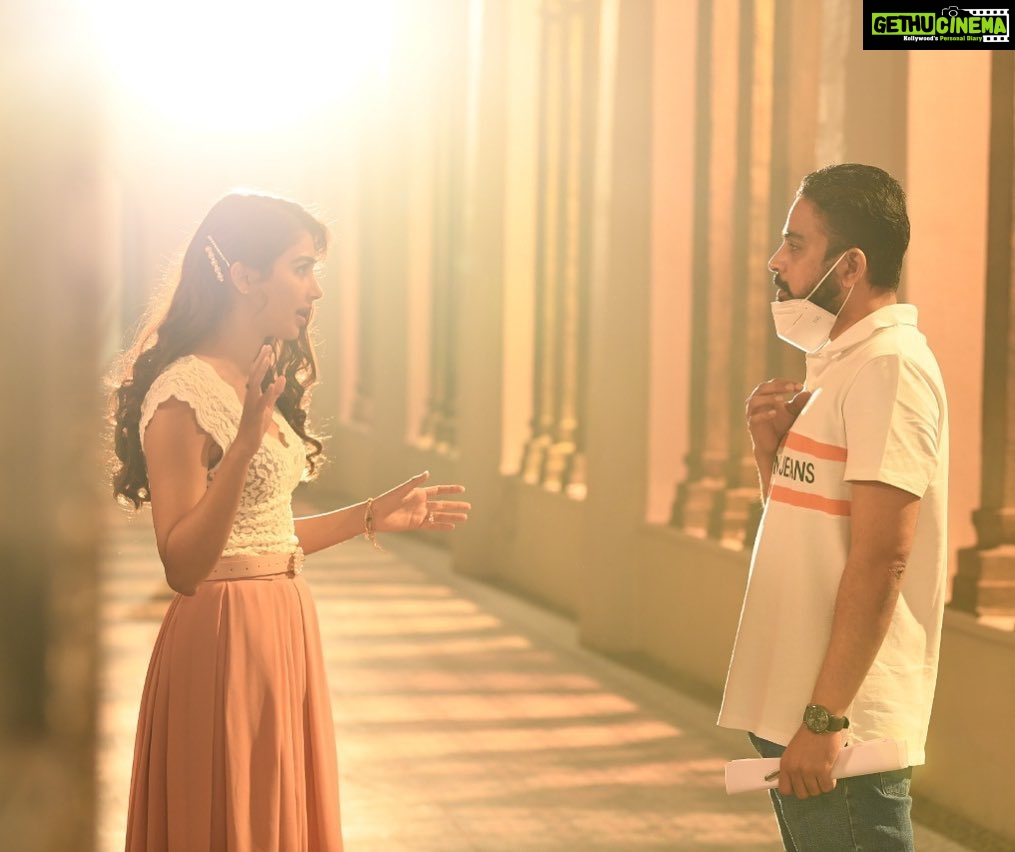 Pooja Hegde Instagram - Happy Birthday @director_radhaa sir! It’s amazing to see you so passionate about a film, and maintain that excitement for so many years. Can’t wait for people to watch Radhe Shyam to see the poetry in the film and the beautiful shots you envisioned! Hope your year is filled with love, laughter and success. Eat lots of cake 🎂😃 #radheshyam