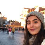 Pooja Hegde Instagram - Sun kissed 🇬🇧❤️ #ukdiaries #wanderlust #PoojaUKvacay Edinburgh, United Kingdom