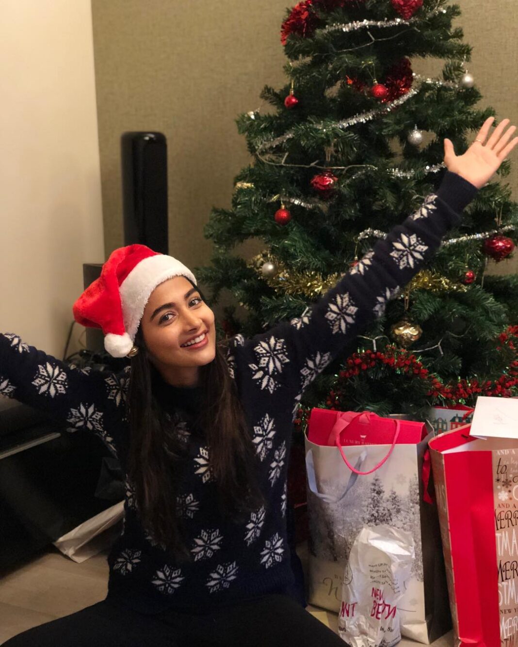 Pooja Hegde Instagram - Wishing you THIS 👐🏼👆🏼 much love coming year ❤️😍🎄 #merrychristmas #happinessneedsnofilter