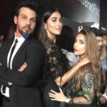 Pooja Hegde Instagram - Lovely show guys 😘😘Love our photoshoot in the middle of the crowd 😂@falgunipeacock @shanepeacock