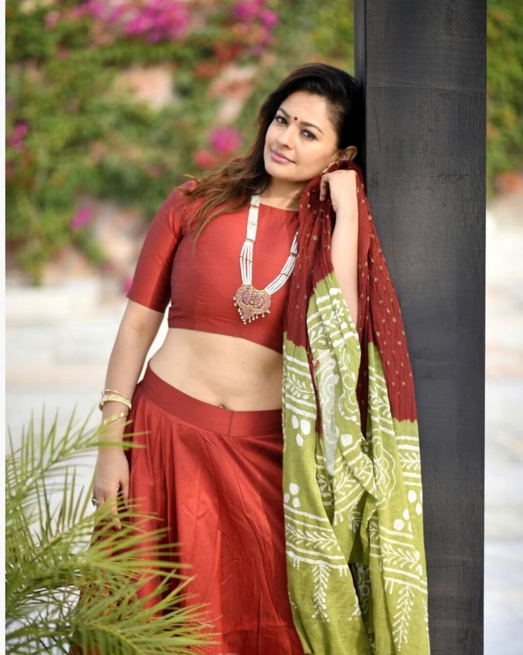 Pooja Kumar Instagram - #flashbackfriday another photo from my shoot in Rajasthan! Combining south silk with Rajasthani Bandini print! #travelphotography #india #america #tamil #telugu #lovemywork make up and hair-black eyeliner inside the lower eye, concealer, and clear lip gloss by #Mac only powder and no foundation. Hair- blow dried by myself! 😃