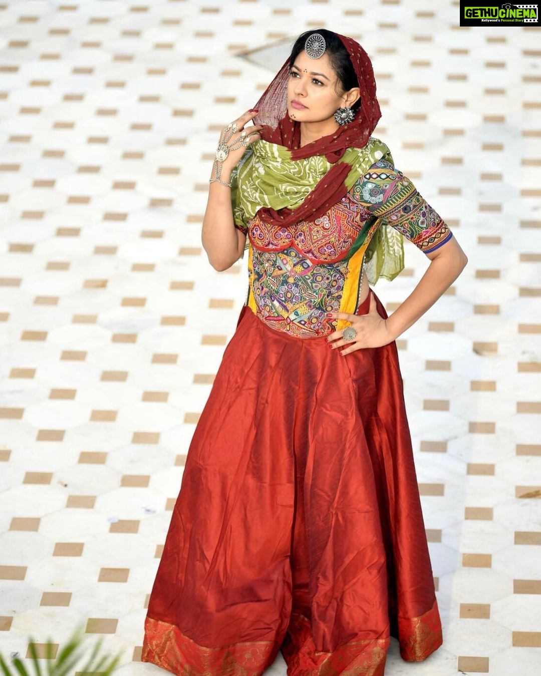 Pooja Kumar Instagram - Neither money pays, not name, nor fame, nor learning, it is CHARACTER that can cleave through adamintine walls of difficulties. - Vivekananda. yoga #meditation #workmode #lifeisgood #attitude #family #mental #happiness #photo #rajasthan #cinema #tamil #telugu #hollywood #kollywood thank you to @amritha.ram for styling this photo shoot.