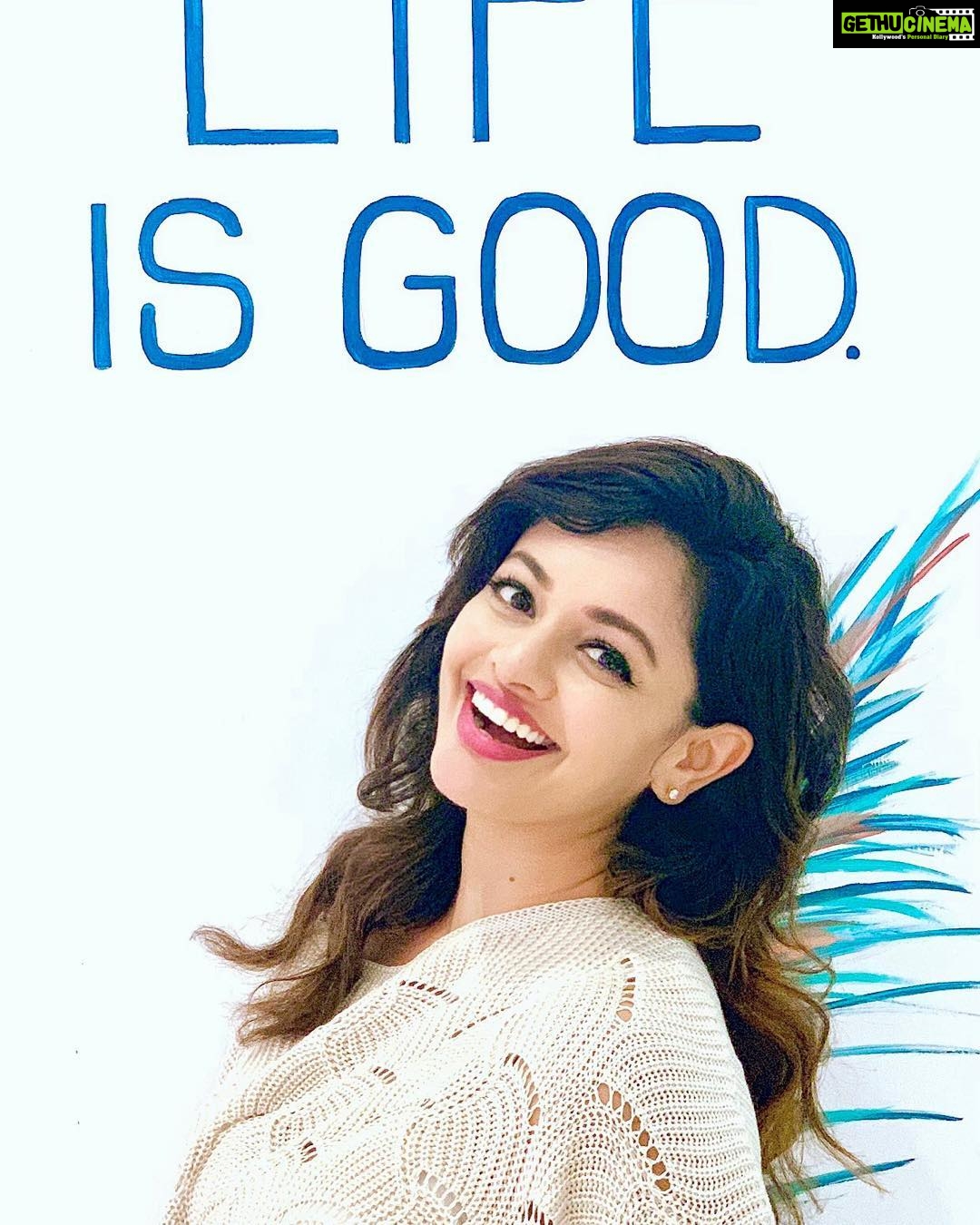 Pooja Kumar Instagram - As we start the week off I always like to remind myself how Incredibly lucky I am to be able to do what I love! So #lifeisgood! Let’s start the week by doing one good deed for others! Send me what you did! #life #happiness #sliceofhope #jpurney #incredible #tamil #telugu #cinema #hollywood