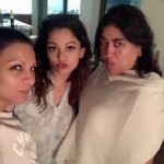 Pooja Kumar Instagram - Great night with @gurinder.chadha and @anjula_acharia ! Go see her new movie #Blindedbythelight As you can see we are not blinded we are pouted! #womenempowerment #workmode #womeninfilm #movies #cinema #grateful #tamil #telugu #movies