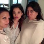 Pooja Kumar Instagram – Great night with @gurinder.chadha and @anjula_acharia ! Go see her new movie #Blindedbythelight As you can see we are not blinded we are pouted! #womenempowerment #workmode #womeninfilm #movies #cinema #grateful #tamil #telugu #movies