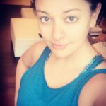 Pooja Kumar Instagram - That song is in my head “should I stay or should I go......to the gym!!!!!! #no makeup #saturday #blues #chilling #actress #tamilcinema #telugucinema #grateful #healthy #fitness #mental #heart #soul #yoga #breathfreshskin