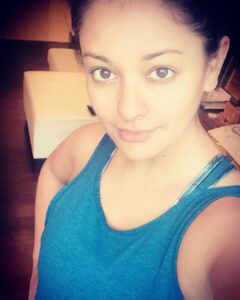 Pooja Kumar Instagram - That song is in my head “should I stay or should I go......to the gym!!!!!! #no makeup #saturday #blues #chilling #actress #tamilcinema #telugucinema #grateful #healthy #fitness #mental #heart #soul #yoga #breathfreshskin