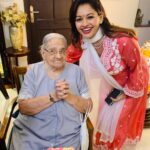 Pooja Kumar Instagram – #happybirthdaynani missing her a lot. She would have been 94 and thriving. Thank gosh for technology that she was able to meet my daughter over the Alexa video device and give her blessings. She was also very stylish as you can see the matching purses with her outfits! She started that 50 years ago! #india #remembering #lucknow #up #family #grateful #technology #education