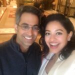 Pooja Kumar Instagram - So amazing to catch up with my old friend @richiemehta who just directed the amazing #Delhicrimestory series! So proud of you! #actress #workmode #tamilcinema #telugucinema #london #lunch