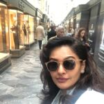 Pooja Kumar Instagram - Some last minute shopping in the #burlingtonarcade love this lane in #London!