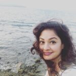 Pooja Kumar Instagram - #hurricanetsunamj stretched all the way to the #andamonislands. My driver said that they had no warning and they didn’t even know what the word tsunami meant. They woke up at 6 am on a Sunday morning and were homeless for 2 months!! #indian #lifeisprecious #knowledge #weather #actress