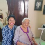 Pooja Kumar Instagram - With my Nani and Nanu’s picture in the back in my home town of #Lucknow!! Never enough time spent with family!! #actress #foodie #telugu #tamilcinema