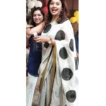 Pooja Kumar Instagram - Happy #handloom day! This is a throwback back to August of 2019 at Nani’s birthday in Lucknow! Thanks for this @amritha.ram and @masabagupta for this sari! That’s my Bhabi behind me thinking why is Pooja holding her hand up? 😀😅😀😅