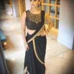 Pooja Kumar Instagram - This is the new way to tie the classic Indian dress the sari. The pleats are already sewn together so you just have to zip it on like a skirt! I also wore my mom’s kundan earrings from 30 years ago!! #fashion #ritukumar @amritha.ram #indian HMU @iamkanwalbatool