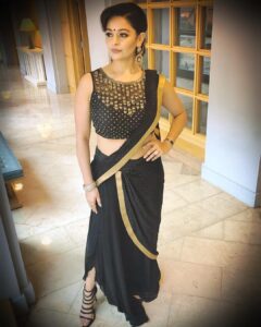 Pooja Kumar Instagram - This is the new way to tie the classic Indian dress the sari. The pleats are already sewn together so you just have to zip it on like a skirt! I also wore my mom’s kundan earrings from 30 years ago!! #fashion #ritukumar @amritha.ram #indian HMU @iamkanwalbatool