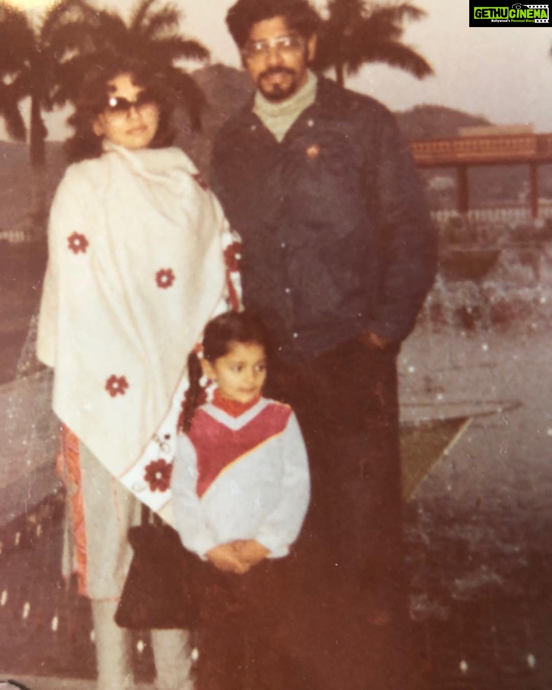 Pooja Kumar Instagram - Today is a special day everyone! Please go out and #vote today. Our future is in our hands as the power is within us! . It is also #Chotidiwali where we celebrate good over evil. And it happens to be my mom’s birthday. A very special day indeed so give love, spread laughter and help each other. Happy birthday mom! Miss you very much. ❤️🖤#grateful #actress #family