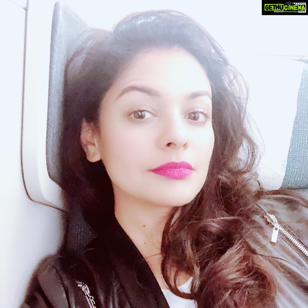 Pooja Kumar Instagram - On the plane for the 2nd time today. Have you noticed that your mind is incessantly occupied with something? It is constantly occupied ; and what happens to your mind what happens to machinery that is in constant use? It wears away - #J Krishnamurti take care of your mind. #thoughts #work #actress #grateful