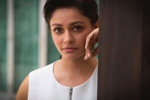 Pooja Kumar Instagram - To understand life is to understand ourselves. That is both the beginning and end of education- J Krishnamurti #sundaymorning