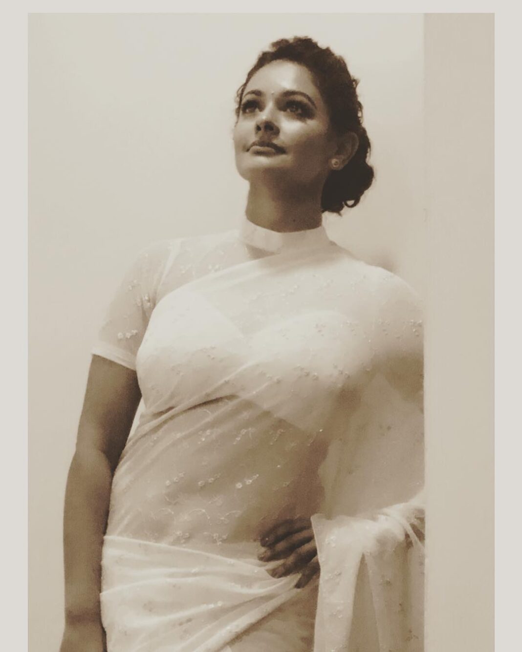 Pooja Kumar Instagram - Im looking up to all the young achievers and so thankful I was able to share the room at the @jfwmagazine woman achiever awards! These women have accomplished much more than they could have imagined. #thankful #gratitude #womenempowerment and thank you to @prakatwork for my make up and @beautymaven_ for my hair! Love these girls for being so quick and efficient!