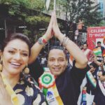 Pooja Kumar Instagram - @kailashkher and myself celebrating #independenceday in #nyc! #workislife #tamil #hindicinema #grateful thank you to @shadesbysahar and @archana_aarthi for the make up and styling!
