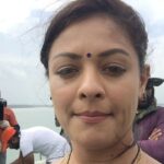 Pooja Kumar Instagram - #flashbackfriday missing those days where I was shooting a big action sequence on an oil rig in #kuala lumper #malaysia it was hot and sunny and I had to run in a sari!whew!! #psvgarudavega #telugu #india #america #hollywood #tollywood #hindi #tamil