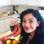 Pooja Kumar Instagram - These are the best red bananas I have ever eaten! Anyone had these before? #fruitsandveggies #staypositive #workislife #actresslife #womenempowerment