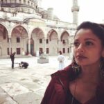 Pooja Kumar Instagram - Shooting at the #bluemosque in #istanbul very difficult to get there now. #tbt #uttamavillain @diehardkamalian