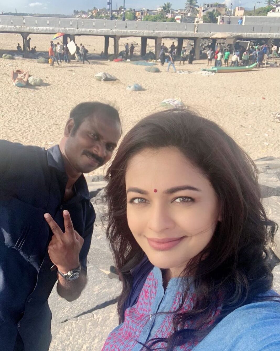 Pooja Kumar Instagram - Thank gosh my helper here was holding the umbrella! It was so hot 🥵 while waiting for the shot that I had to stand very far away while they were setting it up! Have you seen #forbiddenlove on #zee5cinepremium? #priyadarshan #anamika #womeninfilm #womenempowerment #hindi #india #tamil #telugu