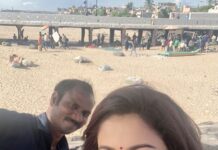 Pooja Kumar Instagram - Thank gosh my helper here was holding the umbrella! It was so hot 🥵 while waiting for the shot that I had to stand very far away while they were setting it up! Have you seen #forbiddenlove on #zee5cinepremium? #priyadarshan #anamika #womeninfilm #womenempowerment #hindi #india #tamil #telugu