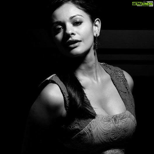 Pooja Kumar Instagram - Loved shooting this at night in #chennai - boy was I tired! #model #actress #blackandwhite #posing #career