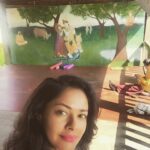 Pooja Kumar Instagram - At the sivananda center in New York and this beautiful painting is in the background while we do our sun salutations! #spiritual #yoga #tamil
