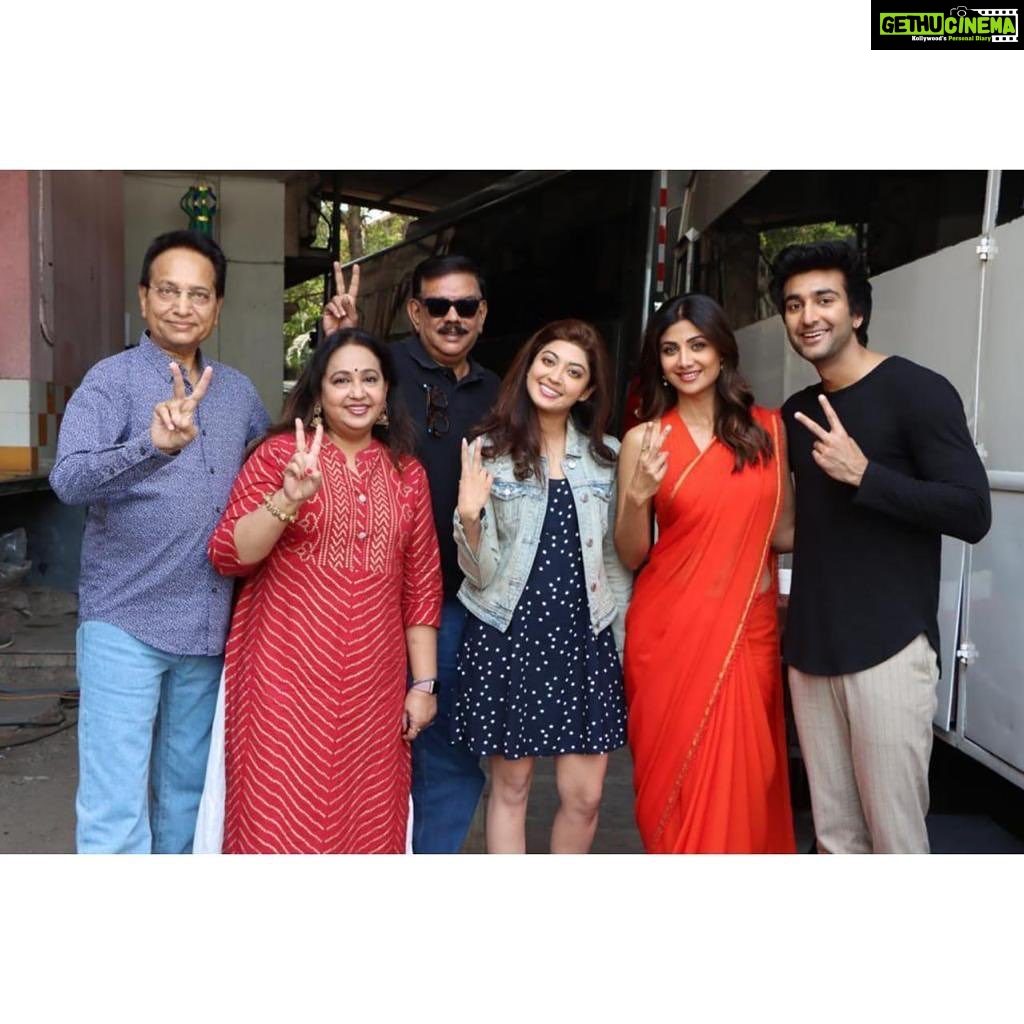 Pranitha Subhash Instagram - It's a wrap 🤗 🧿 Gonna miss all this fun and madness! #Hungama2 @meezaanj #PareshRawal @theshilpashetty @jainrtn #Priyadarshan @anumalikmusic @actormanojjoshi @rajpalofficial #JohnnyLever @iamnairashah @venusmovies @csanchita @hungama2film