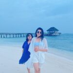 Pranitha Subhash Instagram – Seas the Day ! 🏝 🌊 

Boss girls on the beach 😋🙃

@madhudaitota I can’t believe this is a throwback picture already 🙃🙃