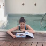 Pranitha Subhash Instagram - Have you ever had to study for an exam sitting in a jacuzzi? I guess thats why it’s called the resort life . That’s no magazine. That’s my syllabus for my scuba exam in a while 🙈🤞🏻🧿 @dusitthanimv #dusitthanimv @ncstravels #journeytogether Dusit Thani Maldives