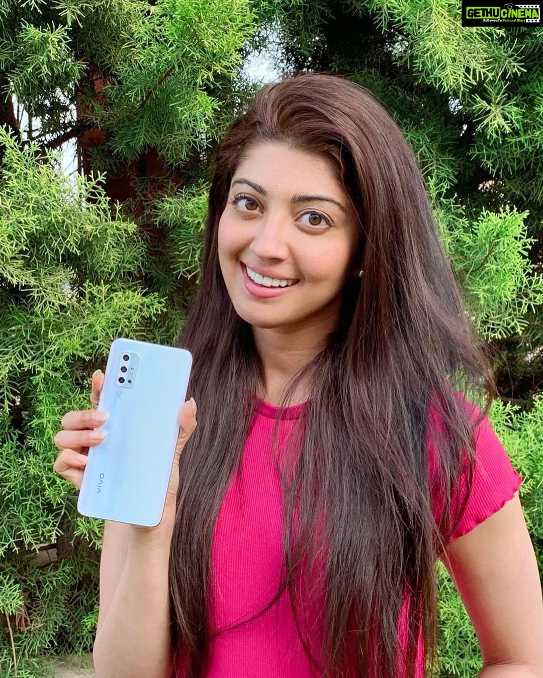 Pranitha Subhash Instagram - I always strive for clarity in all aspects, even when it comes to my pictures! So I tried this all new #vivoV17 which comes with Super Night Mode on 48MP AI Quad Rear & 32MP front Camera and got amazing pictures. Swipe left to check my #ClearAsReal Images This phone is undoubtedly a power-house. So what are you waiting for? It is available in stores now! To know more about V17, click link in @vivo_india bio.