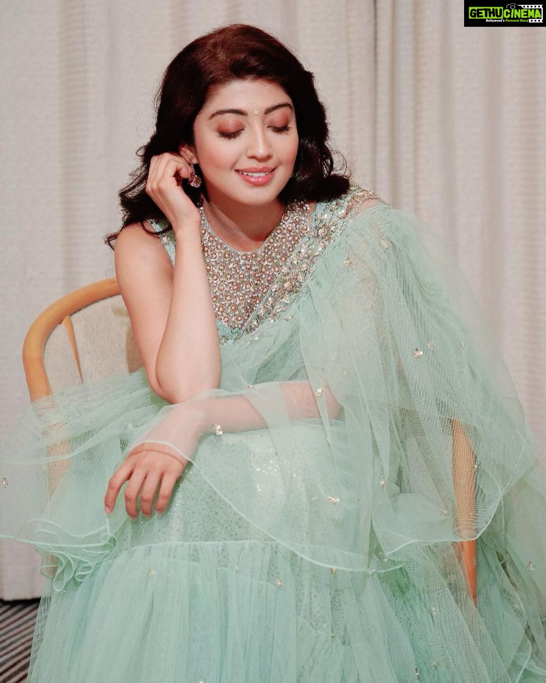 Pranitha Subhash Instagram - Last set !! Wearing @ashwinireddyofficial Styled by @harmann_kaur_2.0 hmu @shaelkat n #Maqbool