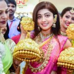 Pranitha Subhash Instagram - 1.5 kg Gold Jhumkas that made it to the Guinness book of world records .. spotted at the Jewels of India Expo. Do check it out today and tomorrow in Bengaluru at the St Joseph Indian school grounds . Bangalore, India