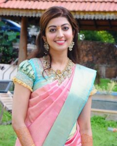 Pranitha Subhash Instagram - ✨ Wearing this lovely “Dasavatharam” set by @kalasha_finejewels Saree - @angadioninsta Blouse - @lathaputtanna ❤️🧿