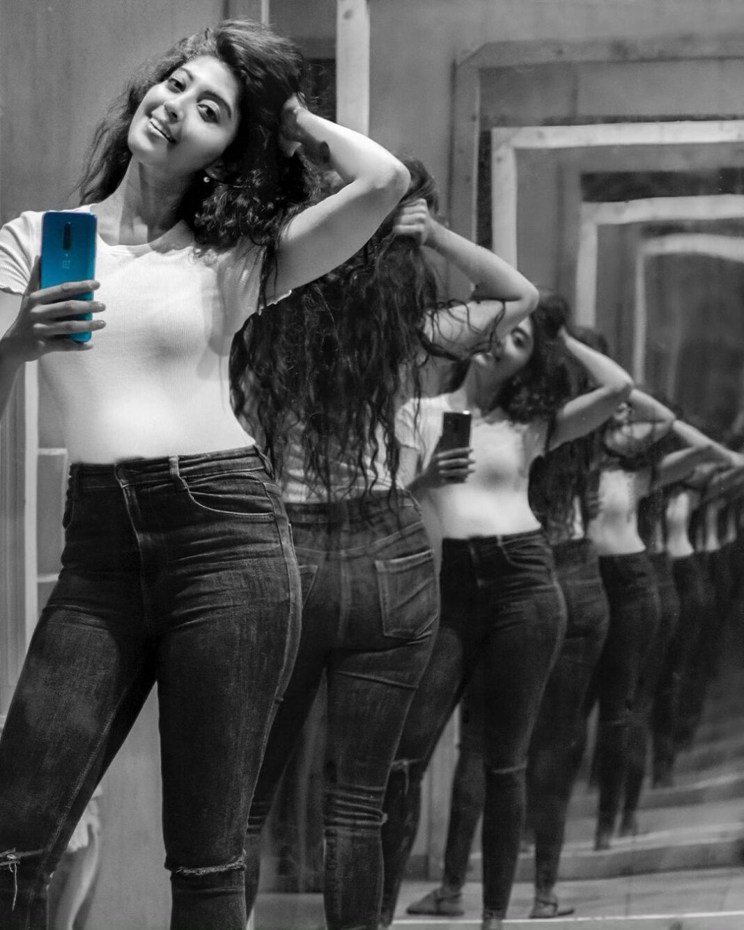 Pranitha Subhash Instagram - You know you're winning when you have the new OnePlus 7T Pro. The 90Hz display makes sure you stop for no one. It's sleek, it's fast, it's smooth. It's OnePlus and it's everything you need. #OnePlus7TPro #OnePlus