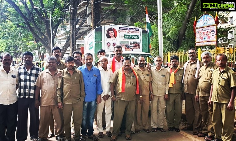 Pranitha Subhash Instagram - Thanks to raghu anna, rakesh anna, all the auto drivers and volunteers who joined. #PranithaFoundation #IndependenceDay2019#NorthKarnatakaFloods. #IndependenceDayIndia #JaiHind #VandeMataram #स्वतंत्रतादिवस