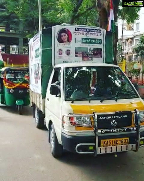Pranitha Subhash Instagram - Big Thankyou to raghu Anna , rakesh Anna peace auto and all the autodrivers who came to volunteer for us at #PranithaFoundation 🙏🏻