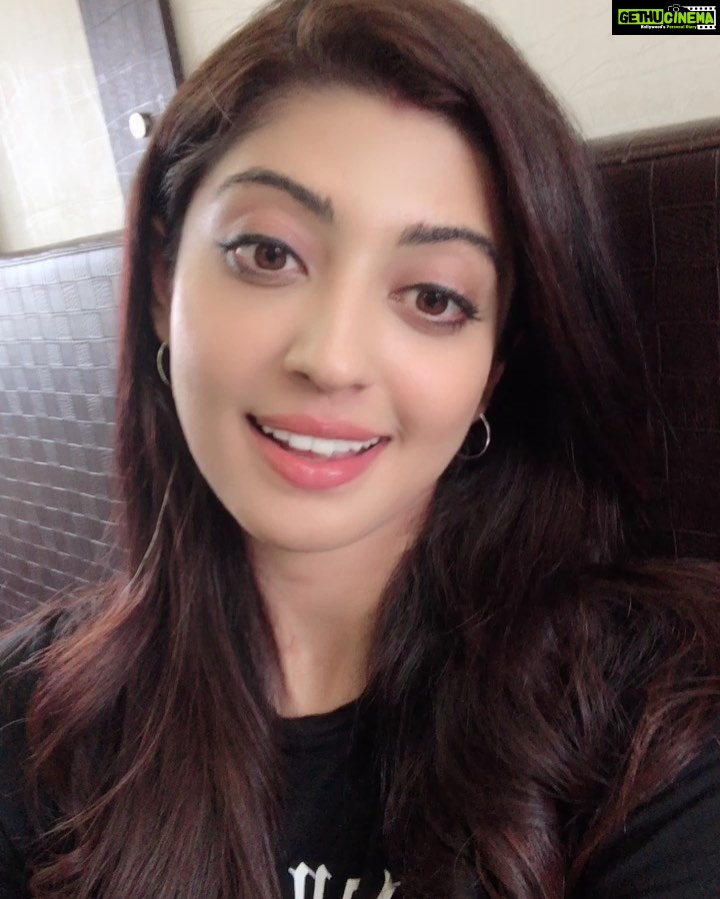 Pranitha Subhash Instagram - You can check out the website on the link mentioned below www.pixalive.me And you can download their app on Google play store https://play.google.com/store/apps/details?id=com.pixalive #Pixalive #InstallindianpixaliveChallenge