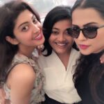 Pranitha Subhash Instagram - The kind of company that can add sunshine to cloudy days Lunching with these two 🌸 #bengaluru #cloudydays☁️ #luncheon #chillvibes @sharmielamandre @madhudaitota