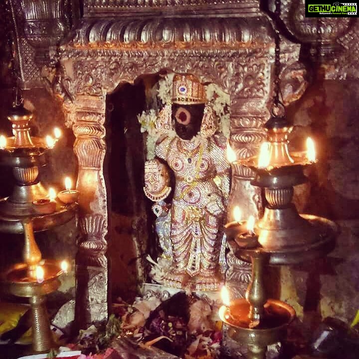 Premgi Amaren Instagram - 🙏(19.12.2017 செவ்வாய்கிழமை) திருநள்ளாற்றில் நடக்கும் சனிப்பெயர்ச்சி விழாவை முன்னிட்டு ஸ்ரீ தர்ப்பாரனீஸ்வரர் ஆலையத்தில் ஸ்ரீ சனீஸ்வர பகவான் தங்கத்தால் அலங்கரிக்கப்பட்டு காட்சி தந்து அருள் புரிகிறார்.🙏